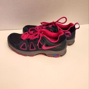 Nike Air Alvord running shoe. Ladies size 6. EUC.
